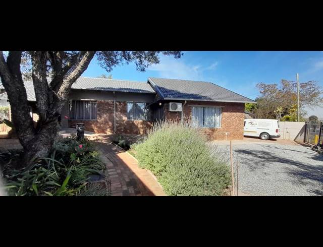 6 BEDROOM HOUSE FOR SALE IN ROOIHUISKRAAL